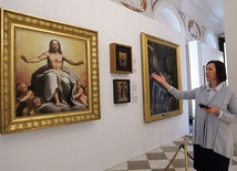 Kurator wystawy Beata Gadomska pokazuje arcydzieła z kolekcji Muzeum Watykańskiego. Na pierwszym planie „Odkupiciel” Correggia.
