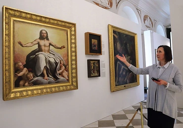 Kurator wystawy Beata Gadomska pokazuje arcydzieła z kolekcji Muzeum Watykańskiego. Na pierwszym planie „Odkupiciel” Correggia.