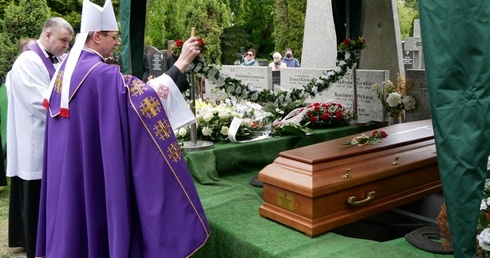 Kapłan został pochowany w grobowcu gdańskich księży na cmentarzu Łostowickim.