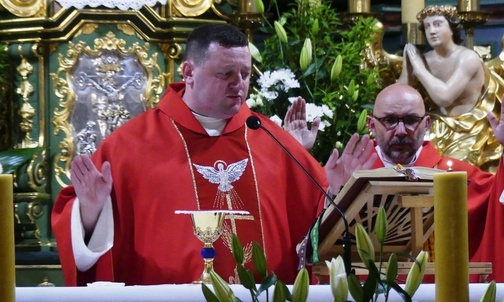 O. Grzegorz Siwek i o. Bogdan Kocańda podczas Mszy św. w wigilię uroczystości Zesłania Ducha Świętego.