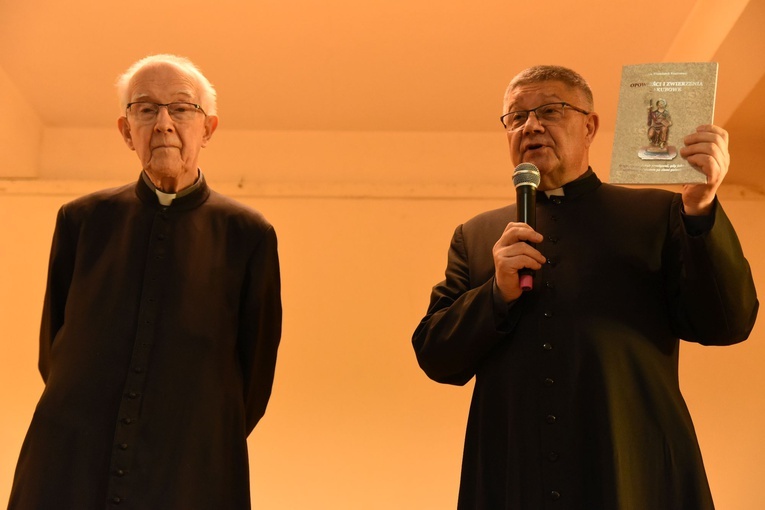 Książka o św. Jakubie w Brzesku