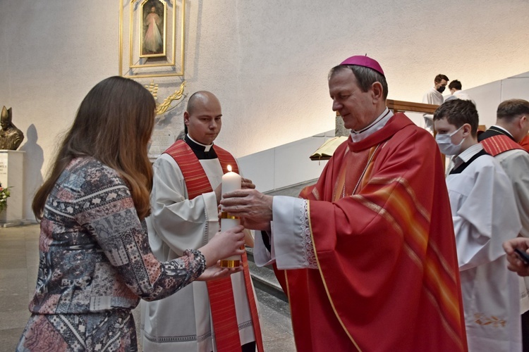 Wprowadzenie relikwii bł. Carlo Acutisa do bazyliki Morskiej