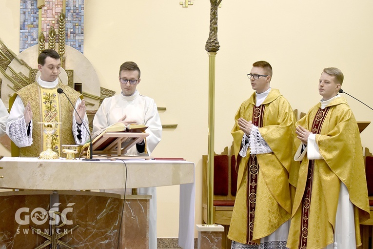 Msza św. prymicyjna w seminaryjnej kaplicy. Na jej zakończenie neoprezbiterzy udzielili zebranym indywidualnego błogosławieństwa.