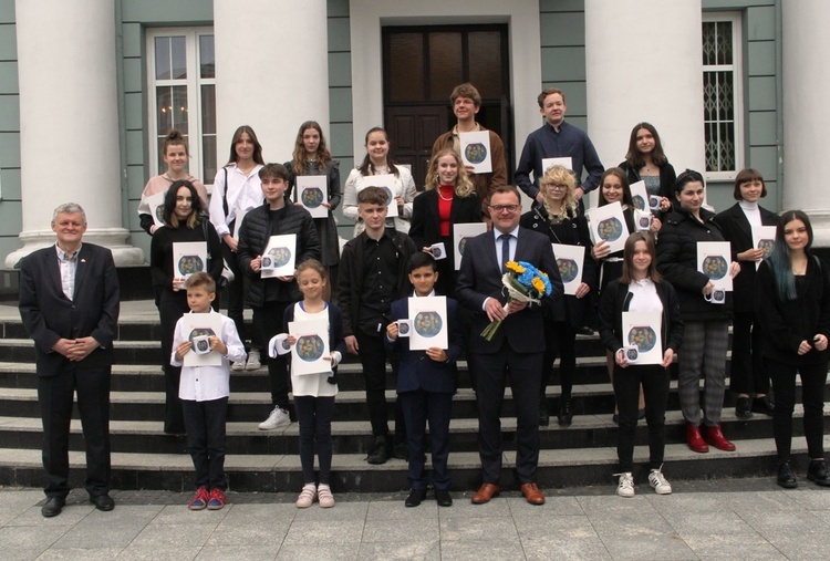 Radosław Witkowski i Krzysztof Gajewski (z lewej) ze stypendystami.