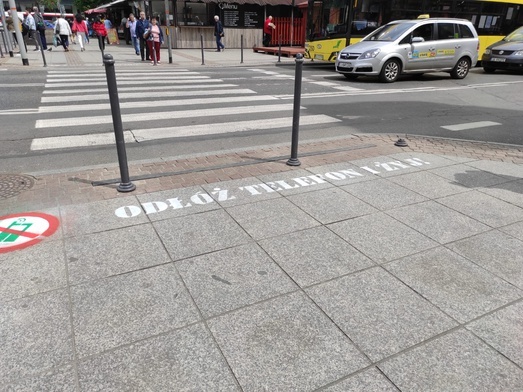 Katowice. Policja przypomina: od 1 czerwca zakaz używania telefonu na przejściach dla pieszych