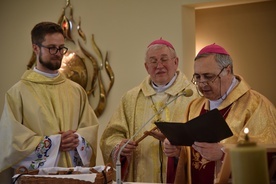 Nuncjusz apostolski w Polsce wręcza ks. Wiesławowi Mielewczykowi krzyż misyjny.