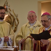 Nuncjusz apostolski w Polsce wręcza ks. Wiesławowi Mielewczykowi krzyż misyjny.