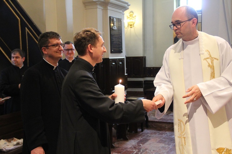 Tuchów. Przekazanie świec ŚDM dekanalnym duszpasterzom młodzieży