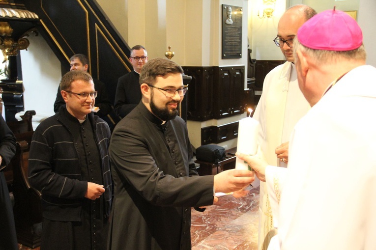 Tuchów. Przekazanie świec ŚDM dekanalnym duszpasterzom młodzieży