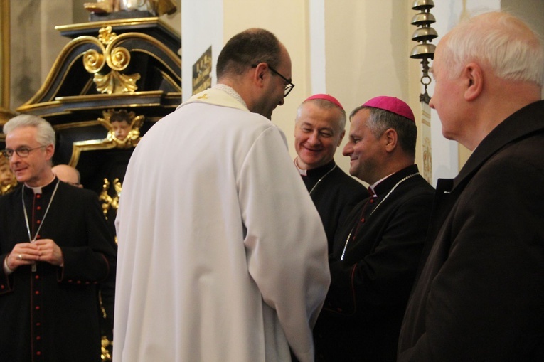 Tuchów. Przekazanie świec ŚDM dekanalnym duszpasterzom młodzieży