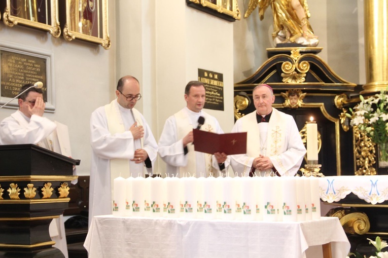 Tuchów. Przekazanie świec ŚDM dekanalnym duszpasterzom młodzieży