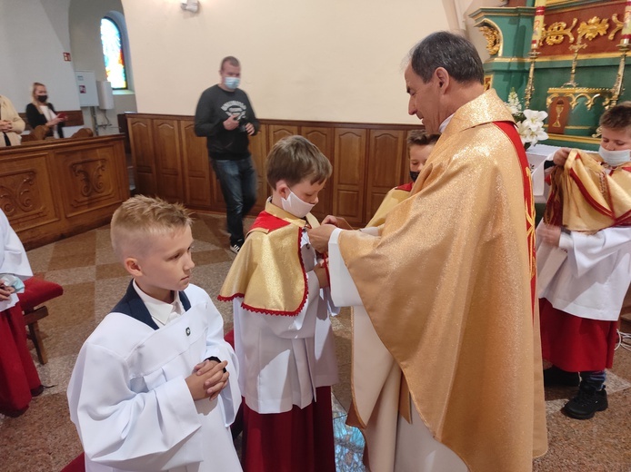 Nowi ministranci w Trzcianie k. Bochni 