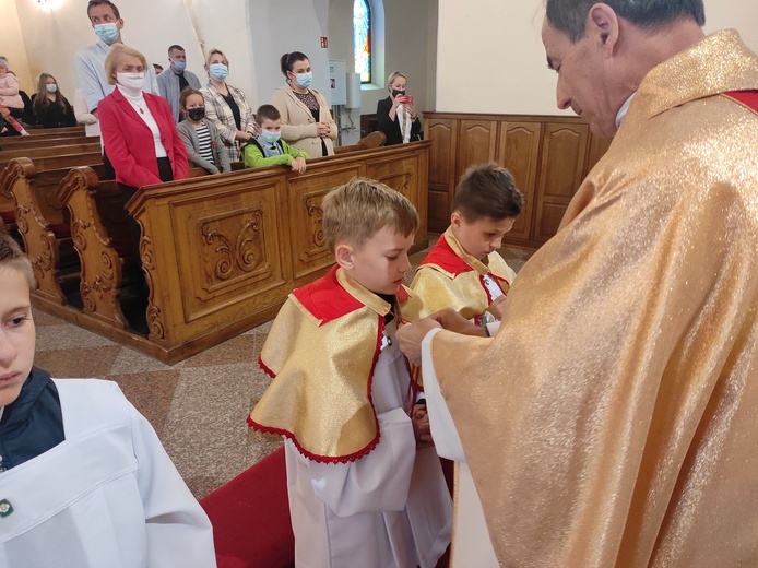 Nowi ministranci w Trzcianie k. Bochni 