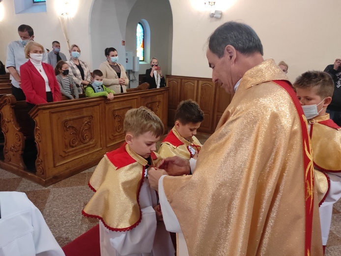 Nowi ministranci w Trzcianie k. Bochni 