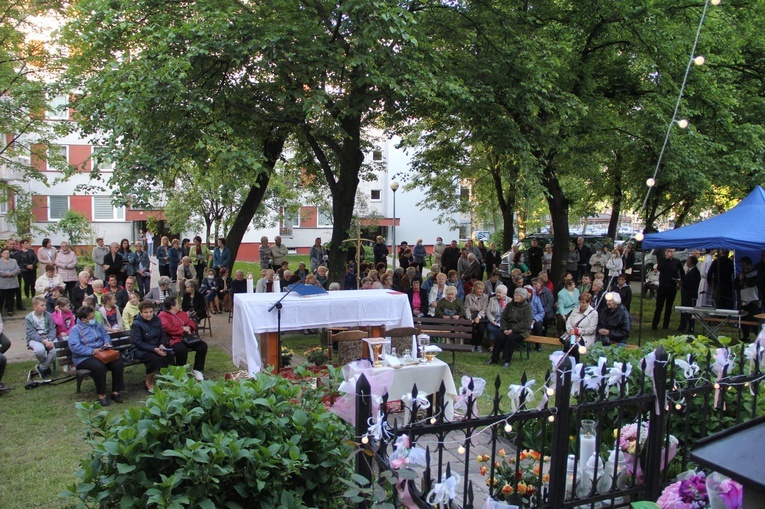 Brzesko. Święto przy kapliczce