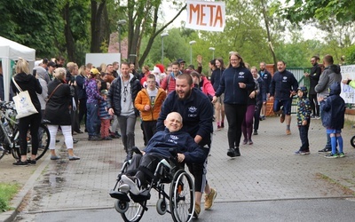 Bieg charytatywny l'Arche z mieszkańcami Arki, franciszkanami i św. Mikołajem