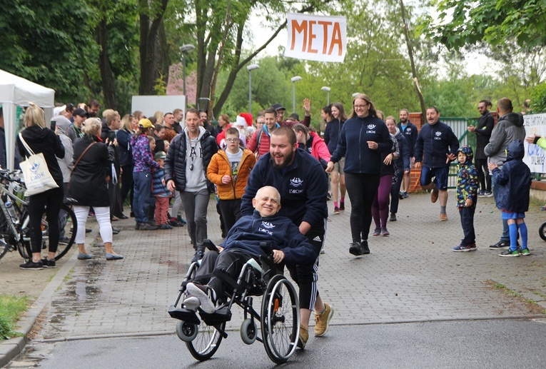 Bieg charytatywny l'Arche z mieszkańcami Arki, franciszkanami i św. Mikołajem