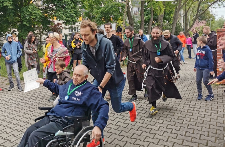 Bieg charytatywny l'Arche z mieszkańcami Arki, franciszkanami i św. Mikołajem