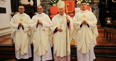Do grona kapłanów diecezji łowikciej dołączyli: (od lewej) ks. Adam Łukaszewicz, ks. Artur Kosiorek i ks. Hubert Siepert.