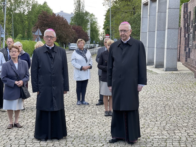 Abp Stanisław Gądecki pod Pomnikiem "Dziewięciu z Wujka"