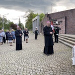 Abp Stanisław Gądecki pod Pomnikiem "Dziewięciu z Wujka"