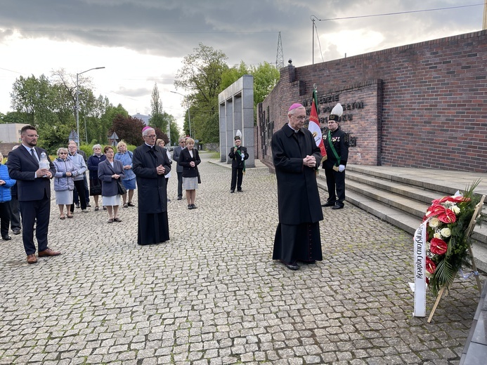 Abp Stanisław Gądecki pod Pomnikiem "Dziewięciu z Wujka"