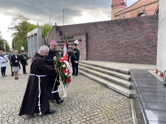 Abp Stanisław Gądecki pod Pomnikiem "Dziewięciu z Wujka"