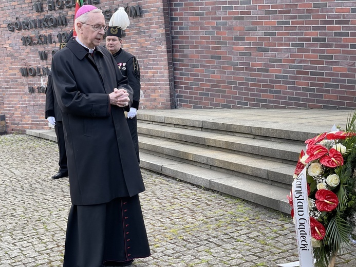 Abp Stanisław Gądecki pod Pomnikiem "Dziewięciu z Wujka"