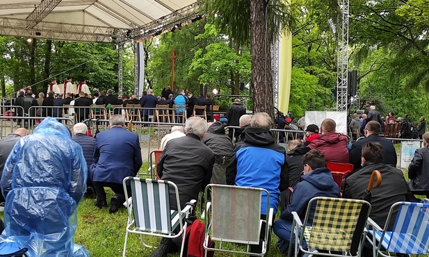 Piekary Śląskie. Pielgrzymka Mężczyzn i Młodzieńców. Radość ze spotkania u Matki Bożej Piekarskiej