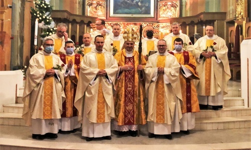Zdjęcie z bp. Romanem Pindlem i kapłanami po uroczystej liturgii święceń.