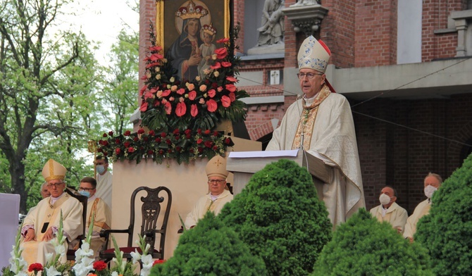 Abp Gądecki w Piekarach Śl.: sieć jest okazją do promowania spotkania z innymi, ale może również zwiększyć naszą samoizolację