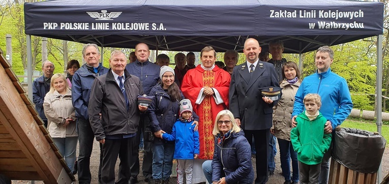 Pamiątkowe grupowe zdjęcie uczestników pielgrzymki.