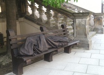 "Bezdomny Jezus" przysnął na ławce. Rzeźbiarz przykrył Go płaszczem