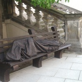 "Bezdomny Jezus" przysnął na ławce. Rzeźbiarz przykrył Go płaszczem