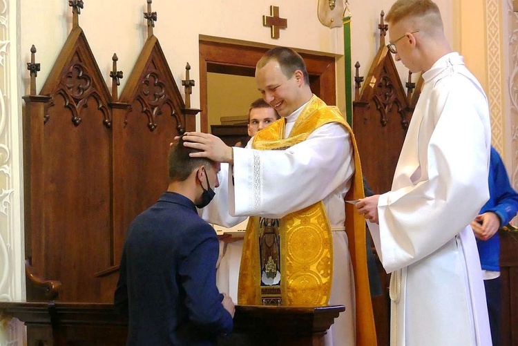 Obecni w kościele otrzymali prymicyjne błogosławieństwo ks. Wojciecha Kamińskiego.