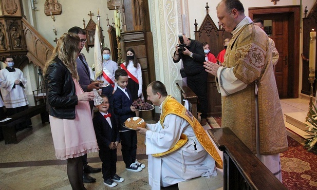 Najbliżsi ks. Wojciecha Kamińskiego przynieśli do ołtarza dary.