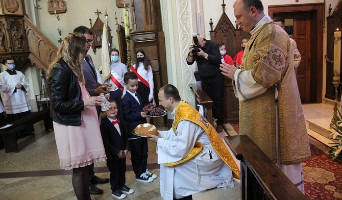 Najbliżsi ks. Wojciecha Kamińskiego przynieśli do ołtarza dary.