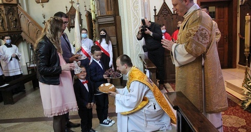 Najbliżsi ks. Wojciecha Kamińskiego przynieśli do ołtarza dary.