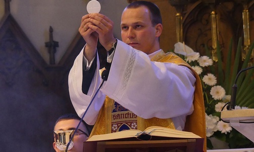 Ks. Wojciech Kamiński sprawował swoją pierwszą Mszę św. w Dankowicach 30 maja 2021 r.