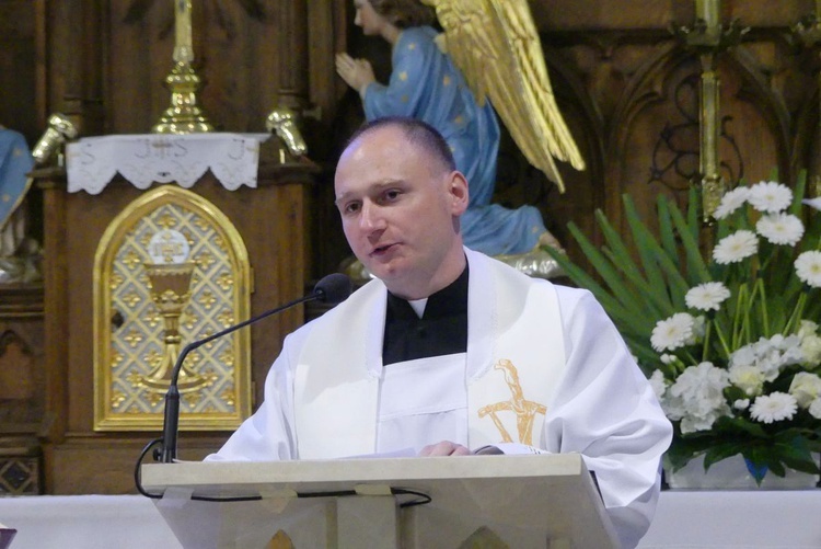 Ks. Dawid Szewczyk głosił prymicyjne kazanie podczas Mszy św. sprawowanej przez ks. neoprezbitera Wojciecha Kamińskiego w Dankowicach.