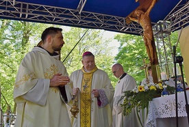 ▲	– Owocem trwania w Nim jest świętość, udział w zbawieniu i dobro, które Chrystus czyni w nas  i przez nas, jeśli Mu na to pozwalamy – podkreślił biskup.