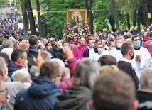 ▲	Procesja z obrazem  Matki Bożej.