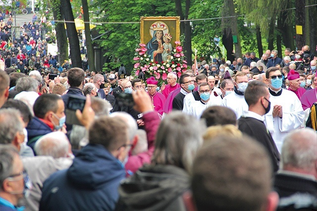 ▲	Procesja z obrazem  Matki Bożej.