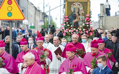 ▲	Arcybiskupi Wiktor Skworc i Stanisław Gądecki w procesji na kalwarię piekarską.