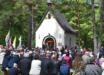▲	W uroczystości jubileuszowej wzięli udział pątnicy z różnych stron diecezji.