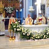 ▲	Neoprezbiterzy po raz pierwszy stanęli przy ołtarzu jako kapłani.