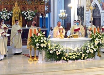 ▲	Neoprezbiterzy po raz pierwszy stanęli przy ołtarzu jako kapłani.