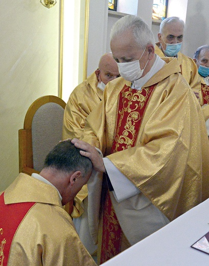 ▲	Ordynariusz radomski poprosił jubilatów o błogosławieństwo.