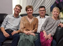 ▲	Państwo Otoccy i ich dzieci mocno angażują się w życie parafialne. Mama założyła cztery koła różańcowe.