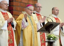 ▲	Spotkaniu w parafii pw. NMP Królowej Polski przewodniczył biskup M.  Mendyk.
